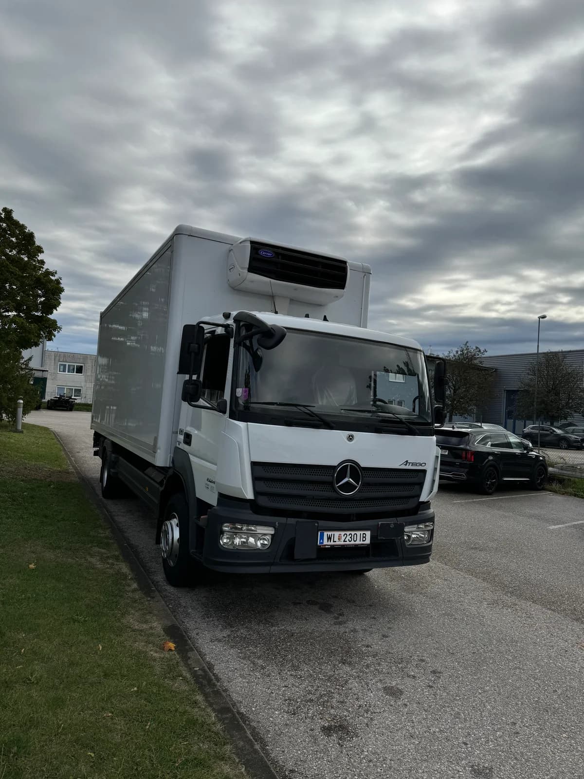 Weißer Lkw mit Kühlaggregat aus den Fahrzeugaufnahmen von BG Transport