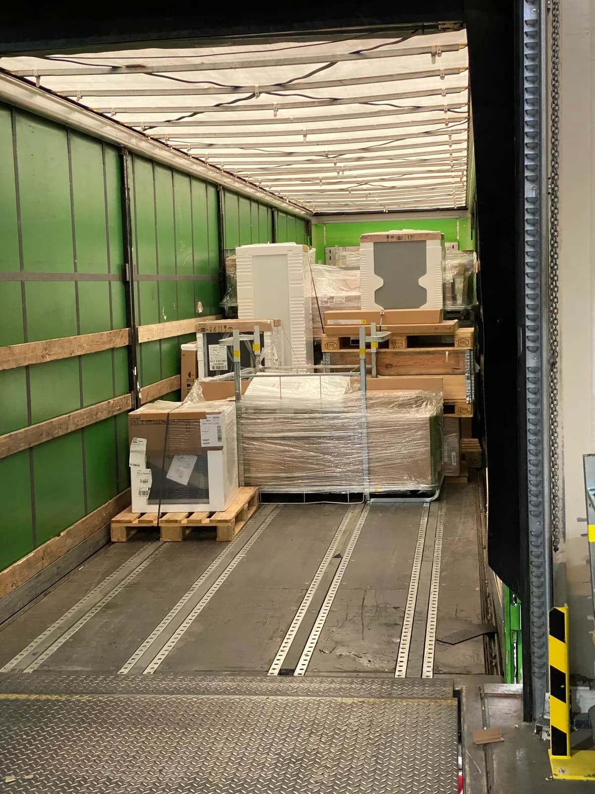 Palettierte technische Geräte auf der Ladefläche eines Fahrzeugs