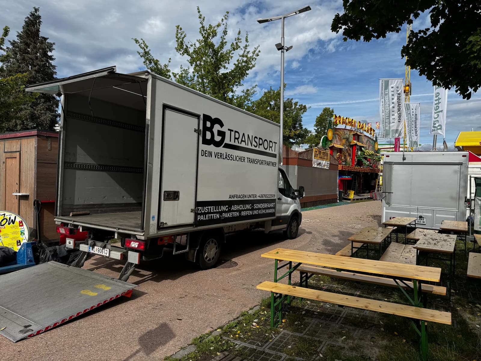 BG-Transport-Fahrzeug mit geöffneter Hebebühne auf einem Veranstaltungsgelände