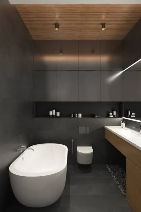 Modernes Badezimmer mit freistehender Badewanne und Waschtisch