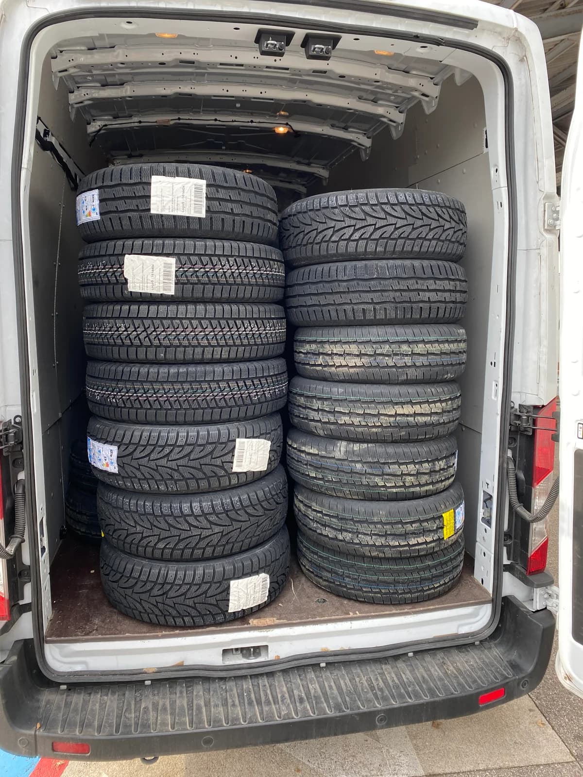 Mit Reifen beladener Transporter